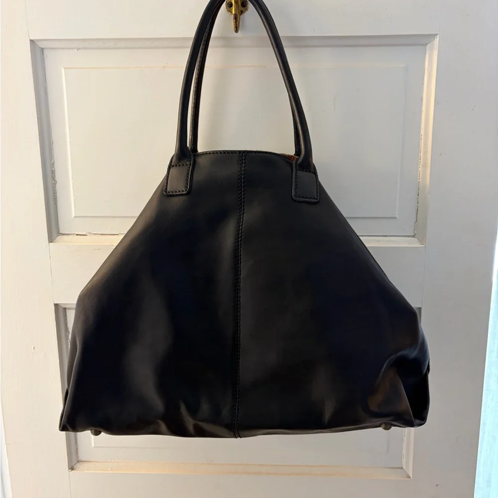 Liebeskind Elegant Black Leather Tote - Picture 2 of 11